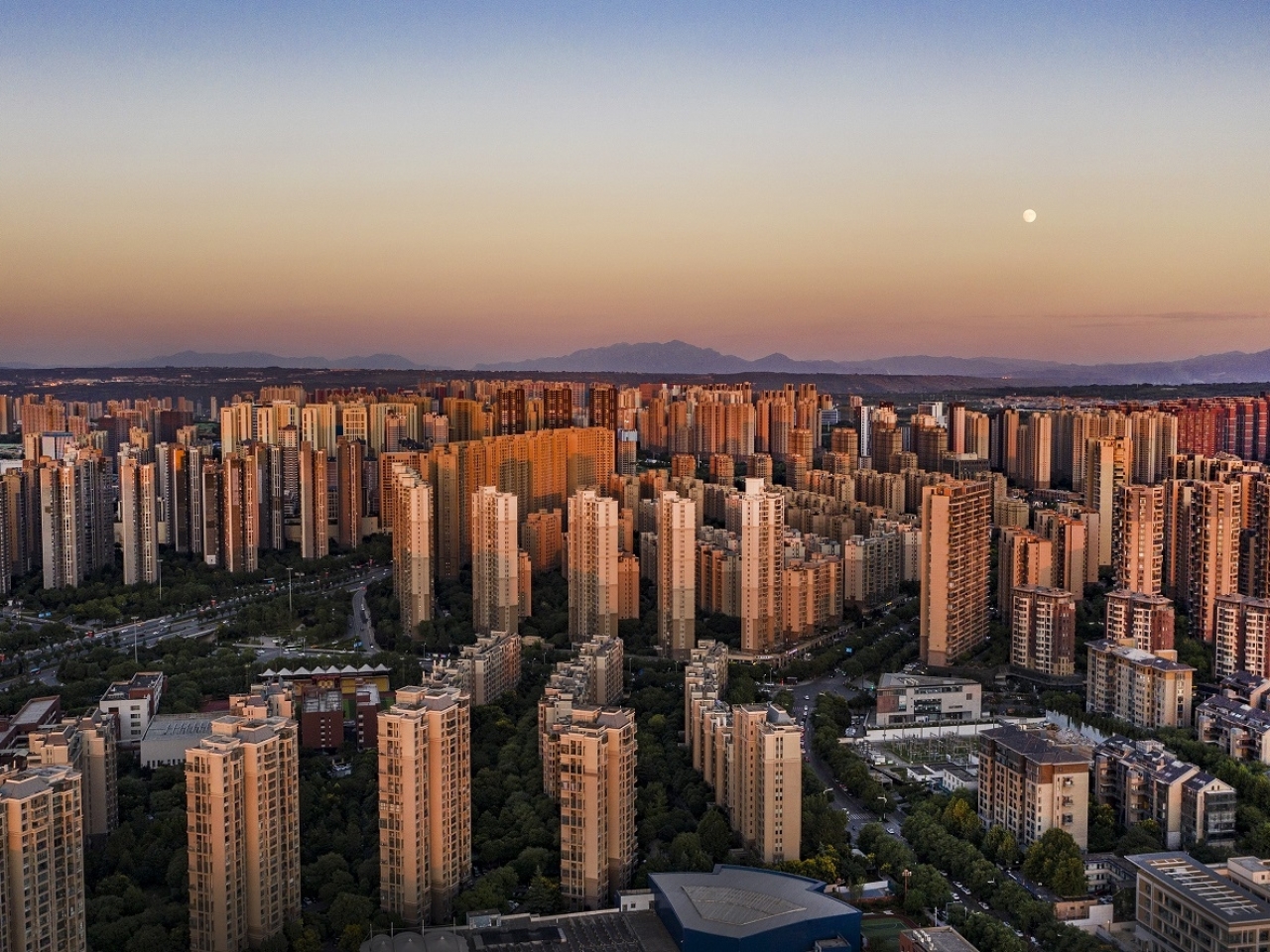 紀言迅指，內地降低按息方便市民買樓，有利促進消費和經濟，但效果需時反映。（新華社資料圖片）