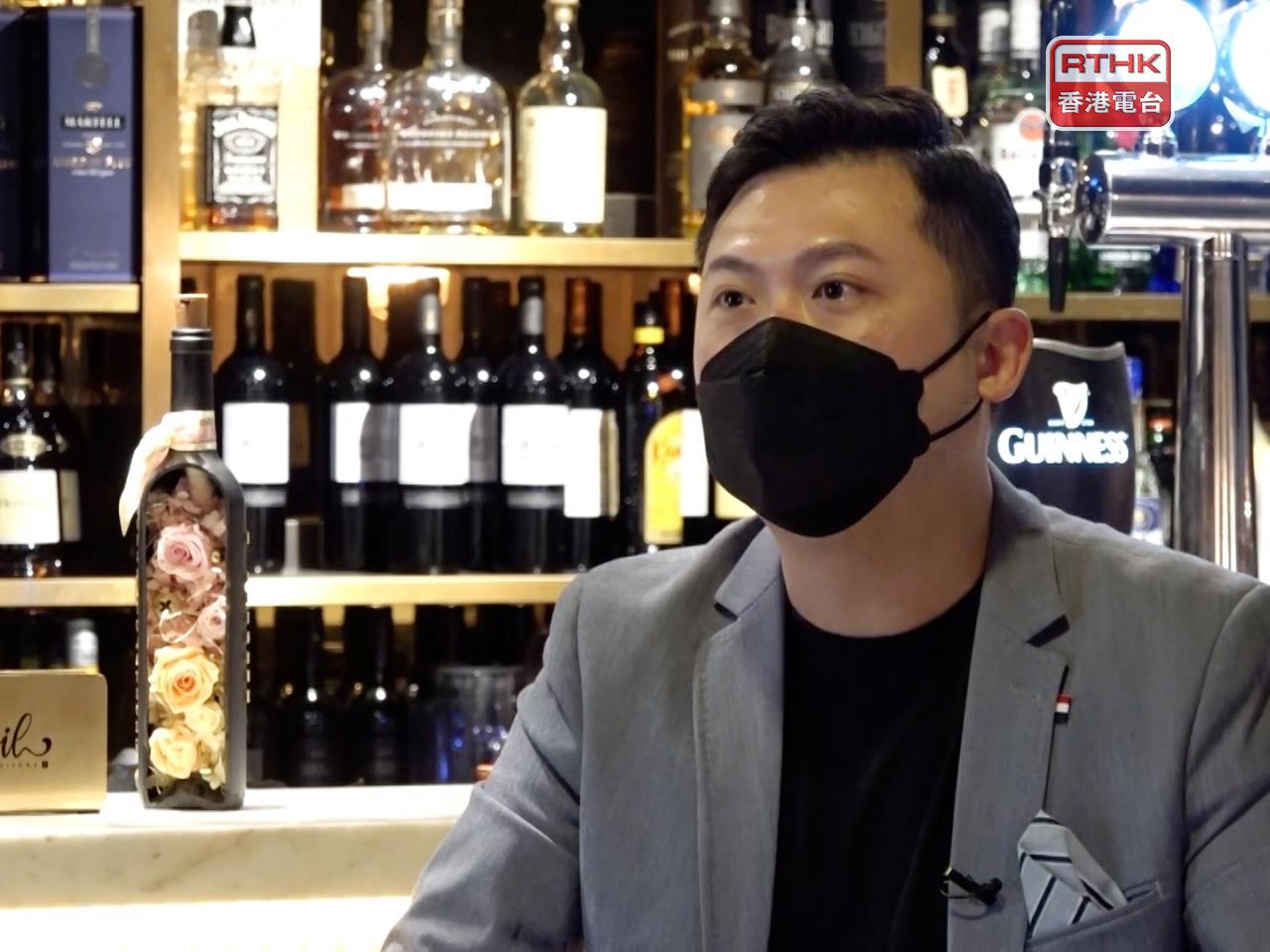 陳慶說，現階段放寬措施，酒吧可營業至凌晨2時，對酒吧業界的生意幫助很大。（陳浚銘攝）