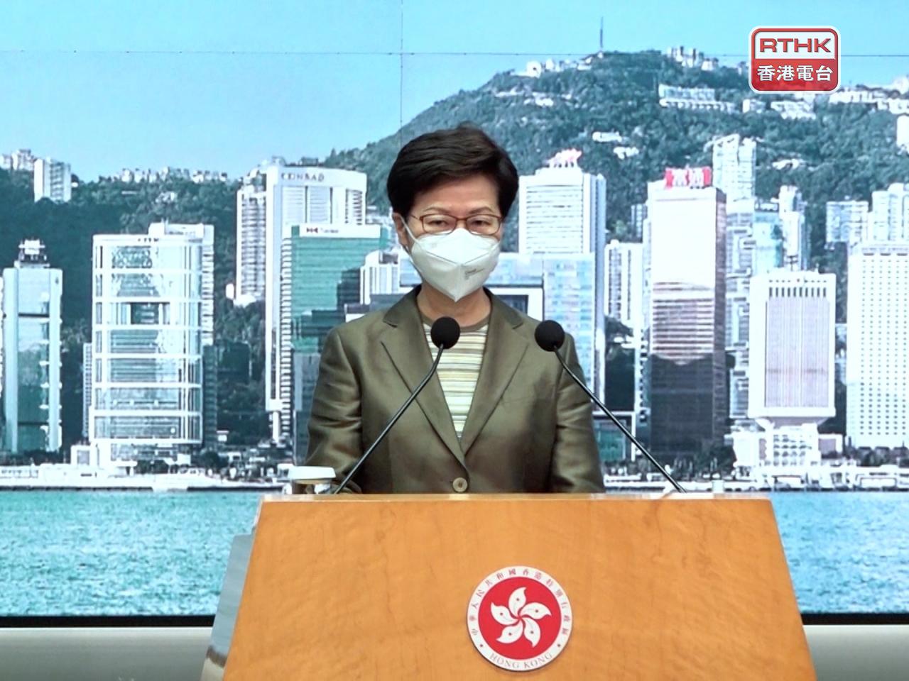 林鄭月娥表示，因應近日出現酒吧感染群組，未必會在6月下旬落實放寬第三階段社交距離措施。（郭志強攝）