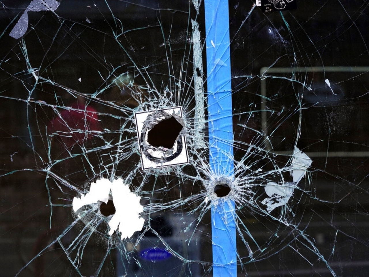 有商店玻璃在案發後留下子彈孔。（美聯社）