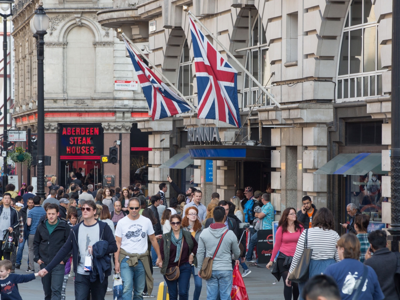 英國4月GDP按月跌0.3%，差過市場預期。市場原本估計增長0.1%。（shutterstock）