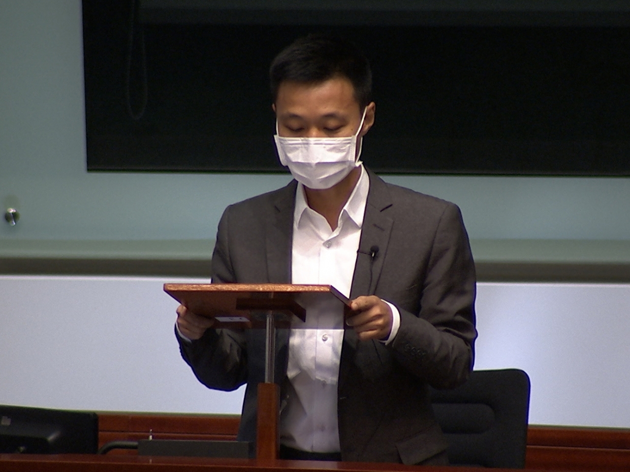 林振昇說是「含淚」支持有關草案，因為當局未有採納追溯期安排。