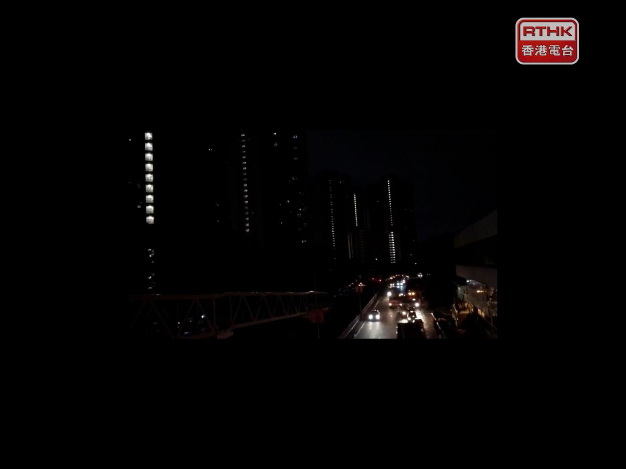 中電表示，元朗一條電纜橋起火，估計影響元朗、天水圍及屯門一帶電力供應。（李意琴攝）