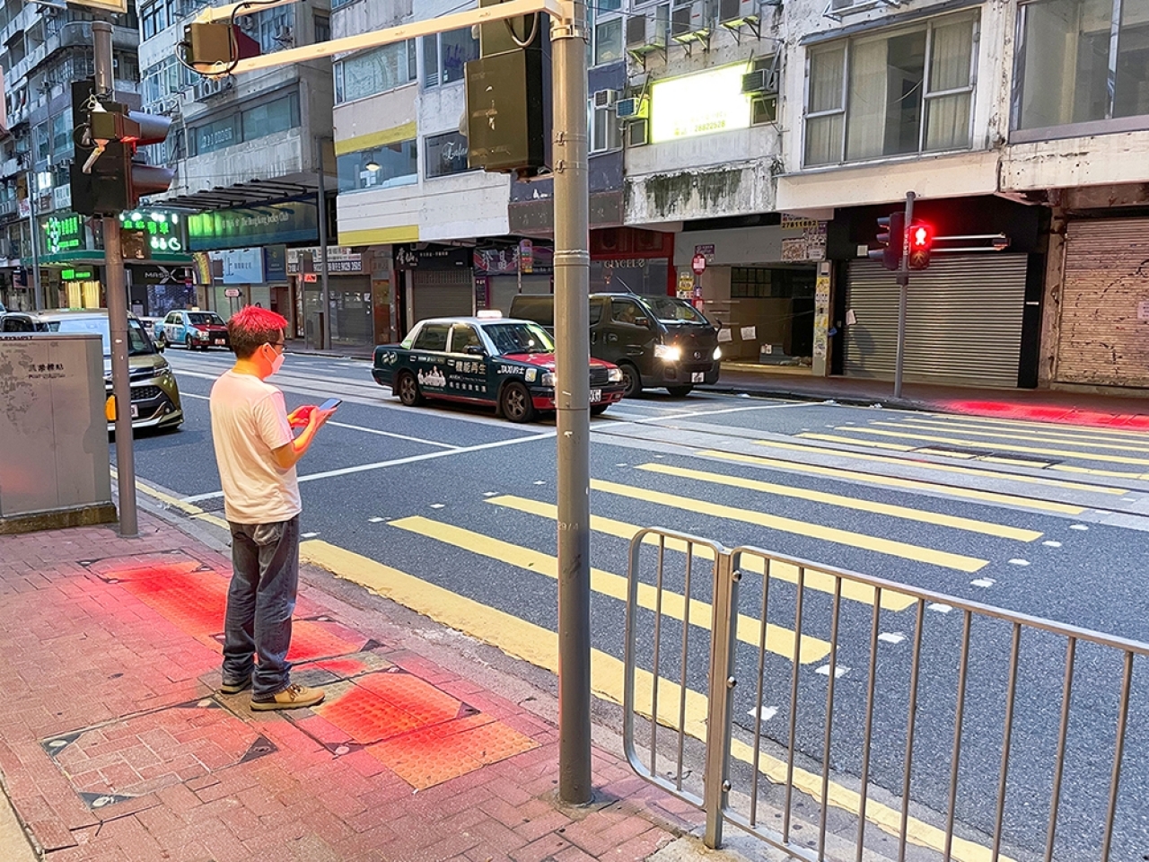 運輸署試驗在行人過路處安裝新型輔助裝置，提醒行人不可在「紅色人像」燈號亮着時橫過馬路。（政府新聞處）