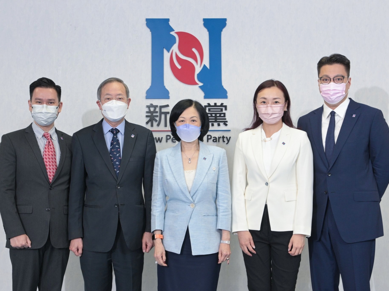新民黨在社交網頁上載3人與葉劉淑儀及黎棟國的合照。（新民黨社交網頁截圖）