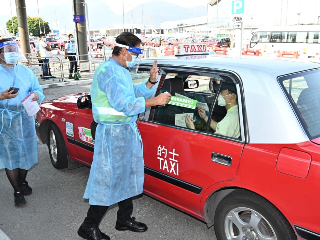 的士會在車身顯眼位置張貼特定標記，乘客必須使用後排座位。（運輸及物流局社交網站圖片）