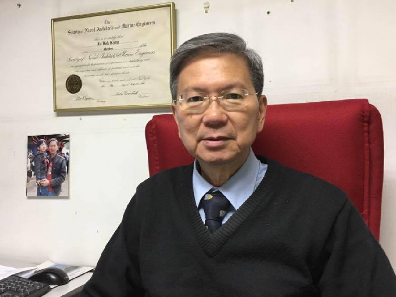 盧覺強表示，事件與懸吊屏幕的鋼索有關，相信安裝屏幕的人員未有確保鋼索穩固地扣緊屏幕，令演出過程斷裂。（盧覺強社交網頁截圖）