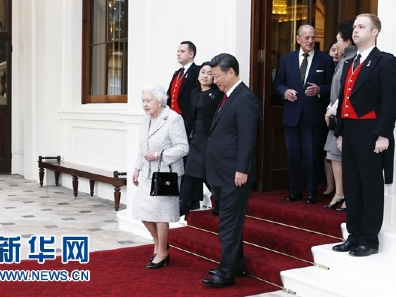 習近平2015年訪英，在白金漢宮與英女王會面。（新華社）
