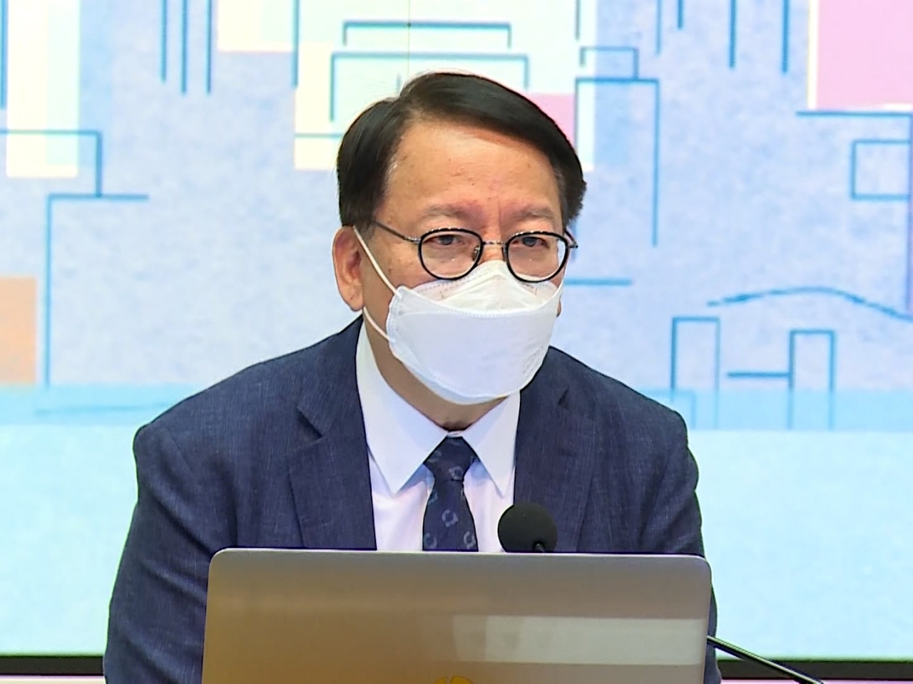 陳國基代表香港特別行政區政府，前往英國駐香港總領事館，就英女王離世簽弔唁冊，表示深切哀悼。（政府新聞處）