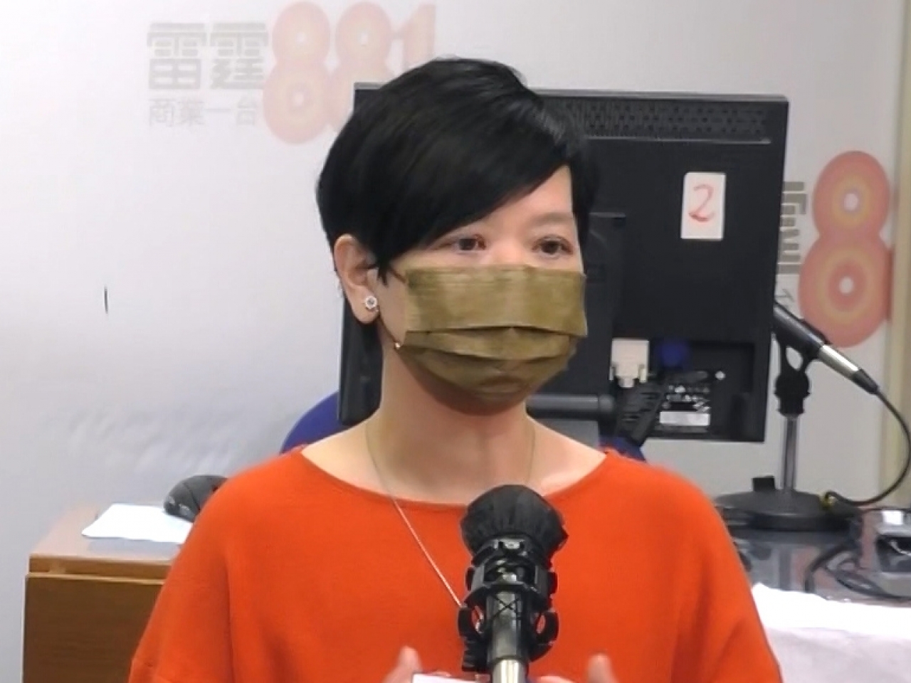何永賢指，政府初步傾向所有單位均由發展商負責，從而保證單位質素。（商業電台）