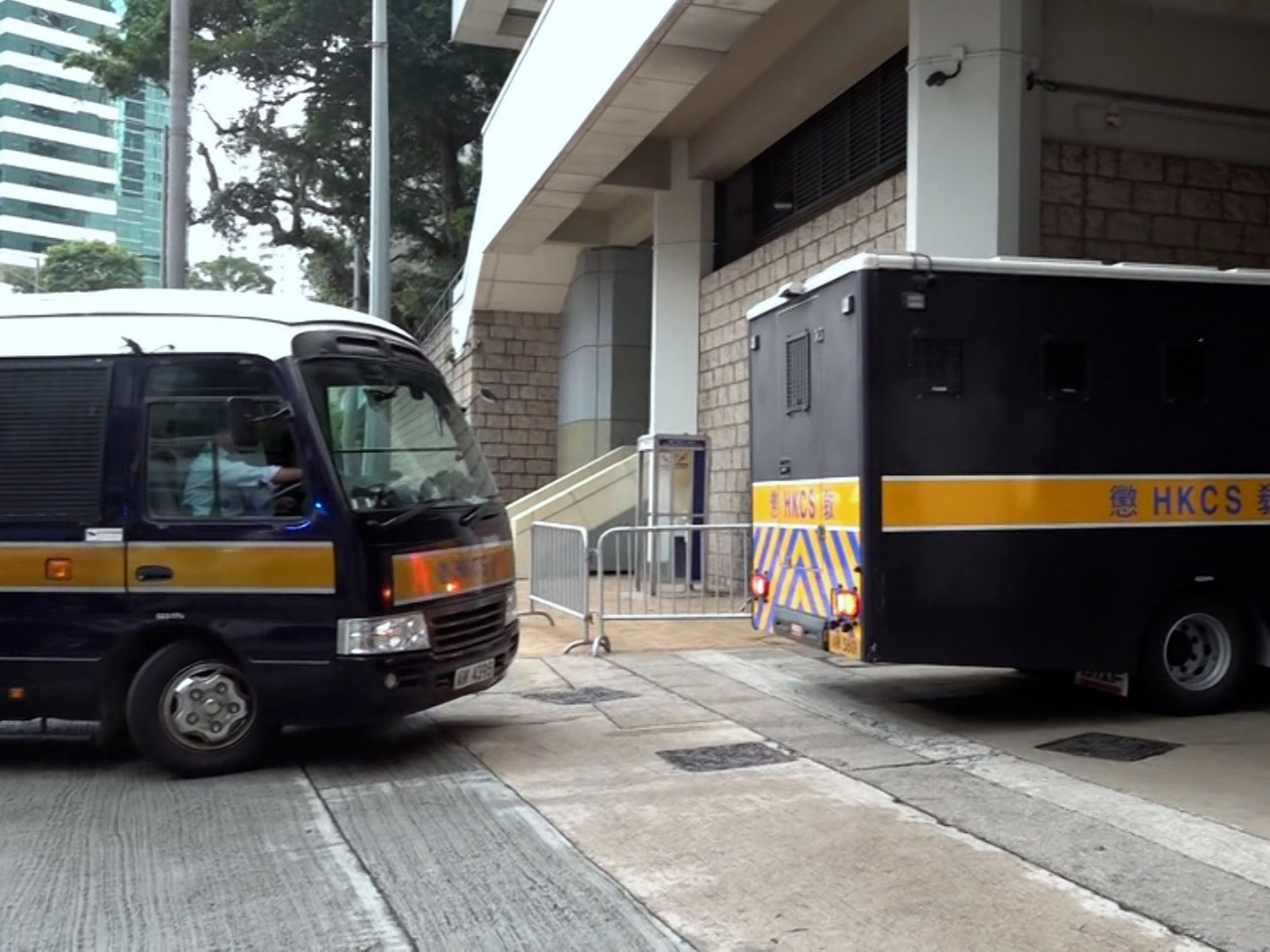 被告由囚車押解至高等法院。（黎蕙珊攝）