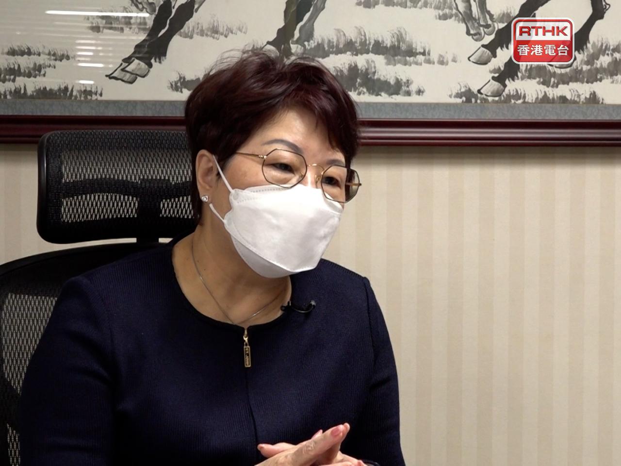 李輝說，院舍輕症或無病徵長者送往暫託中心出現滯後，有個案甚至在確診後等待3日才被送往暫託中心。（港台圖片）