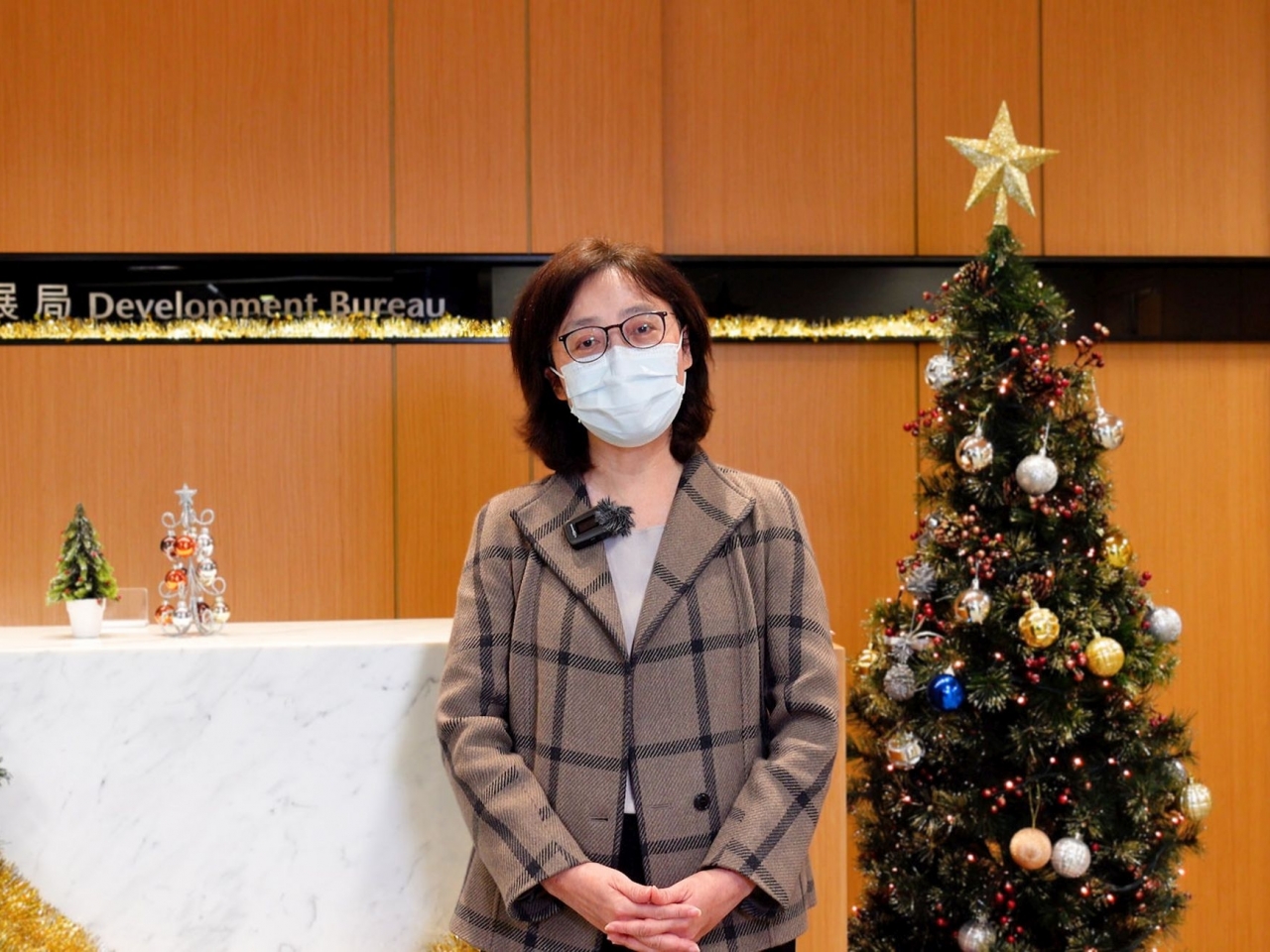 甯漢豪稱發展局及轄下各部門人員工餘時間走進社區，參與義工工作。（發展局網頁圖片）
