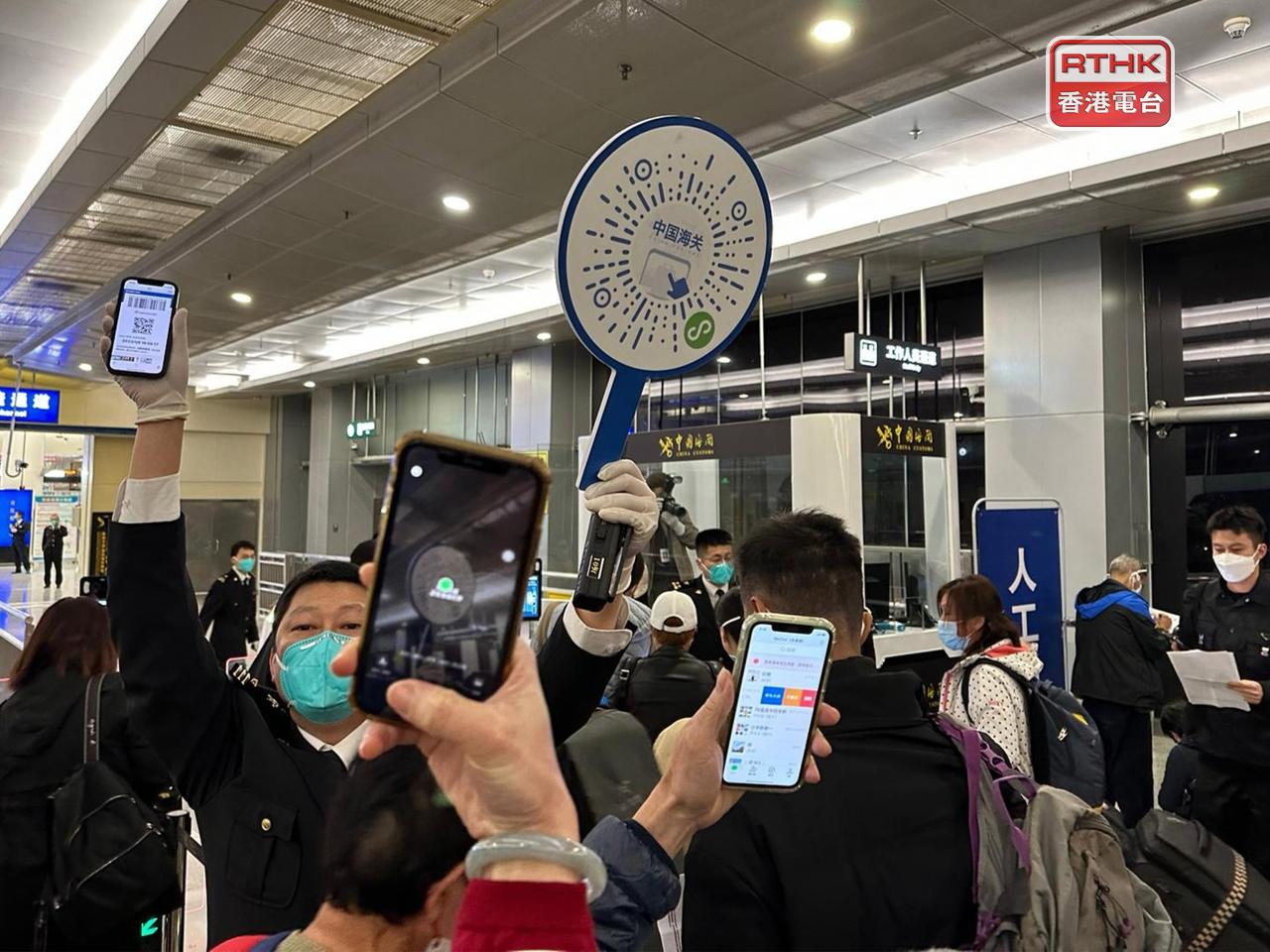 入境內地前，旅客需要掃描二維碼，向內地海關申報個人資料、過去7日健康情況等。（仇志榮攝）