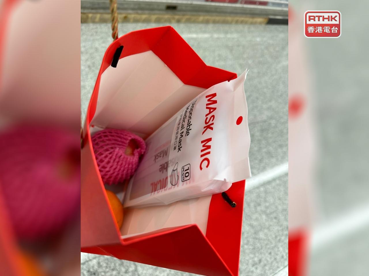 有工作人員向入境內地的人士送上福袋，內有水果和口罩。（仇志榮攝）