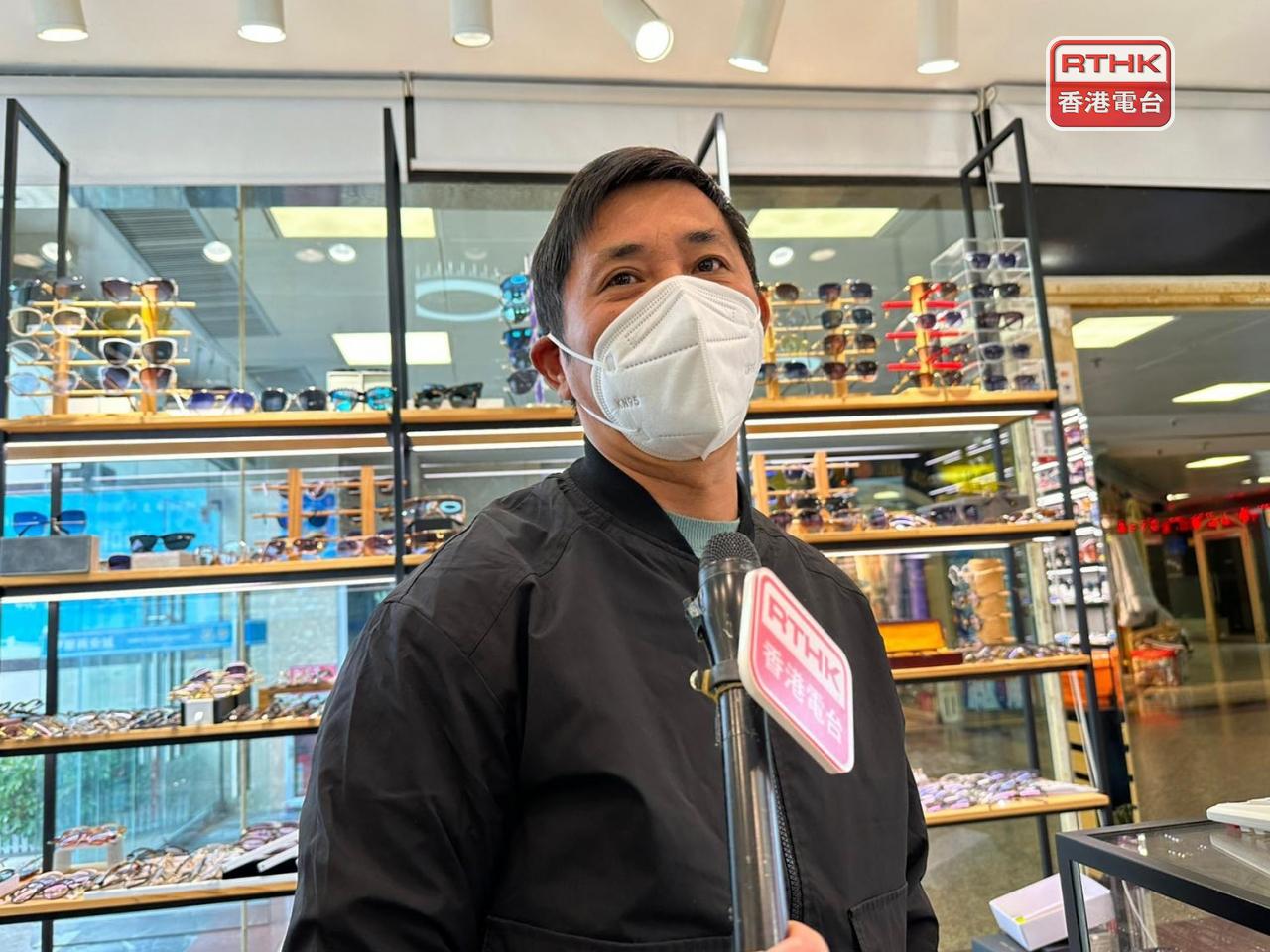 有眼鏡店負責人說過去3年疫情帶來非常大影響，收入近乎零。（陳曉筠攝）