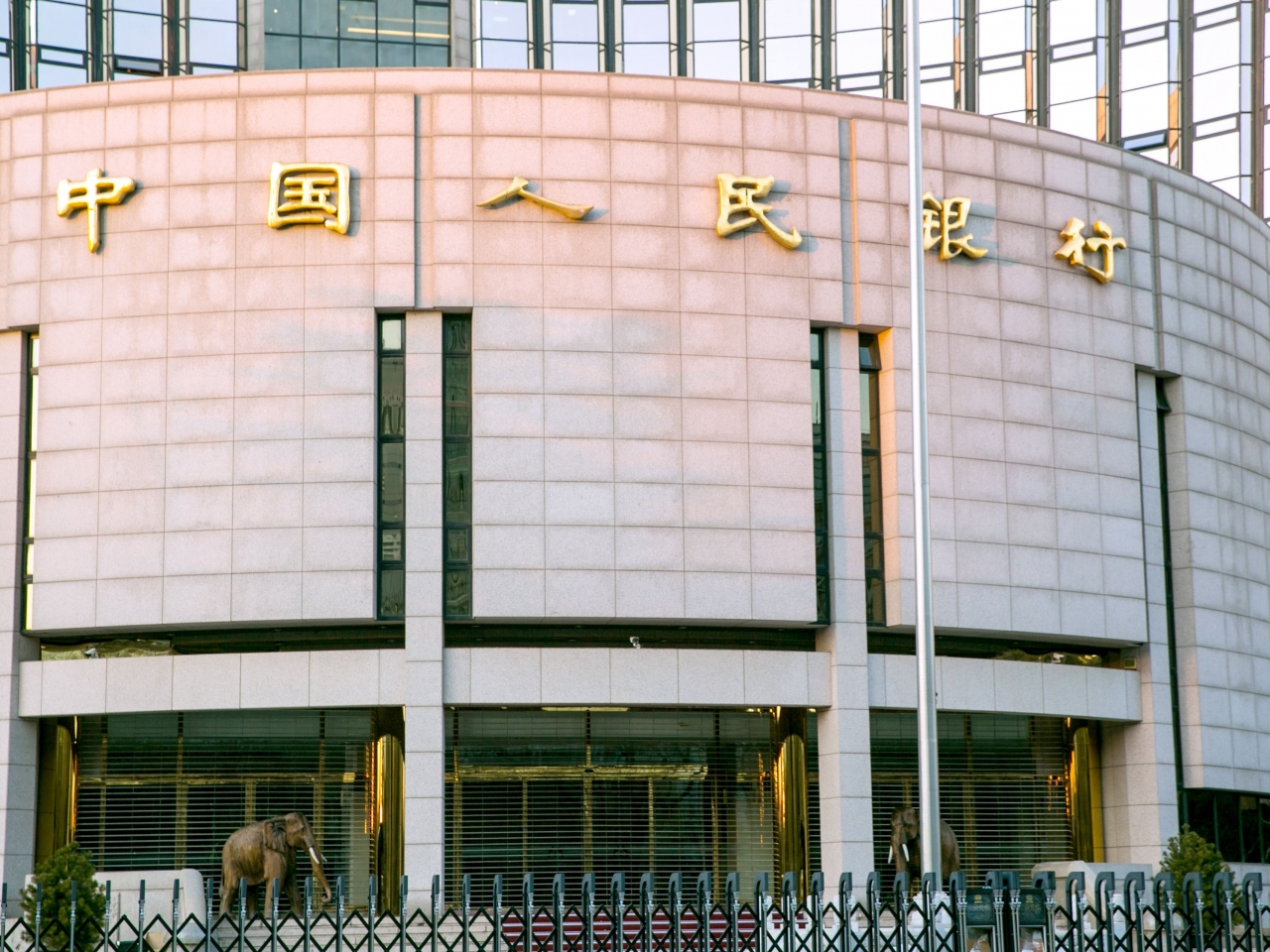 人行進行910億元人民幣逆回購操作，今日有3930億元逆回購到期，單日淨回籠資金3020億元。（shutterstock）
