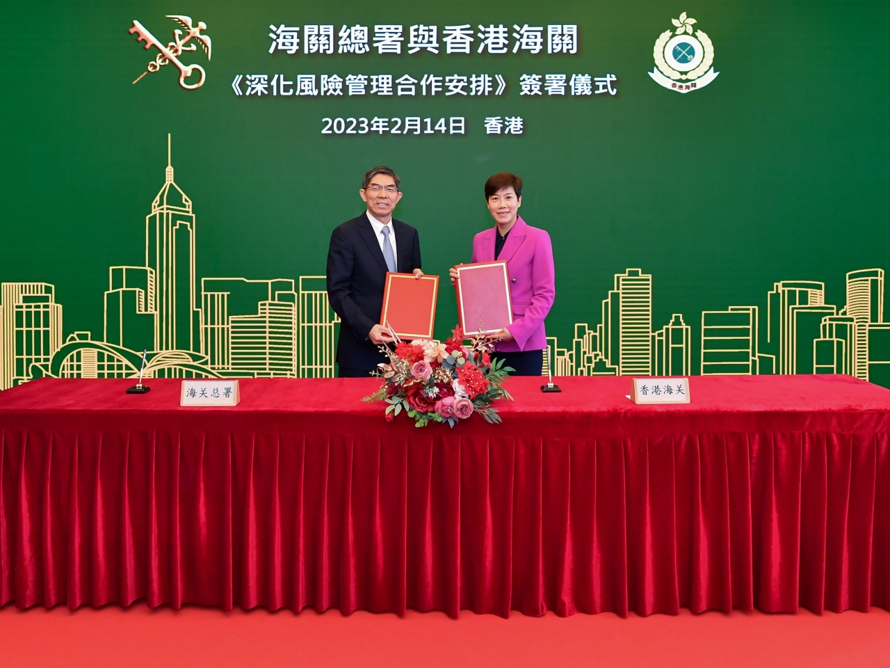香港海關關長何珮珊（右）與國家海關總署副署長王令浚（左）今日在香港簽訂《海關總署與香港海關深化風險管理合作安排》。（政府新聞處）