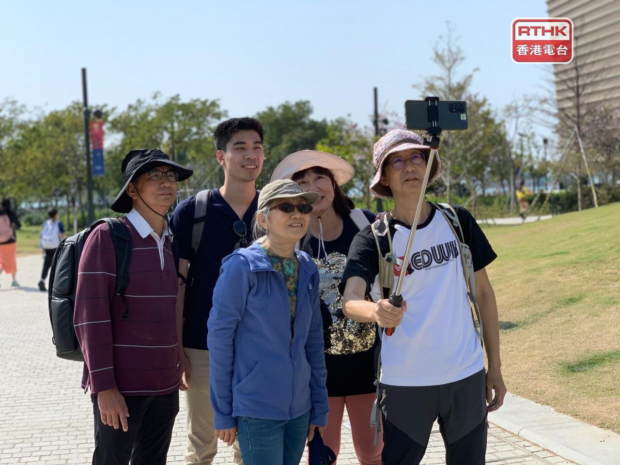 有從澳洲回港市民表示，現在不用戴口罩感覺自由、舒服亦正常很多，亦感覺「香港回來了」。（林漢山攝）