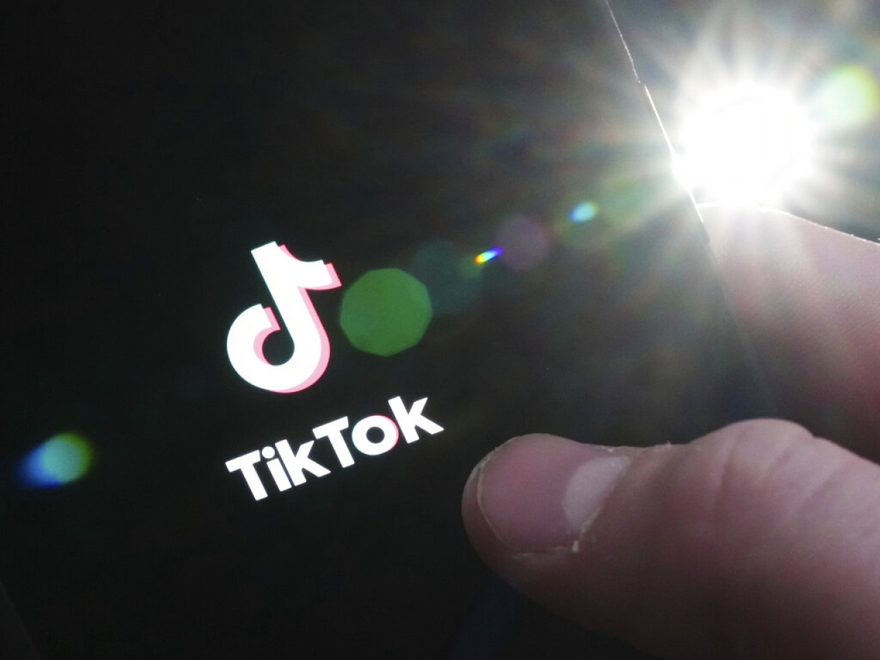 英國政府即日起禁止在政府設備上使用TikTok。（美聯社資料圖片）