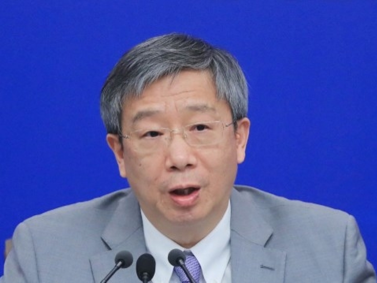 易綱表示，中國可以逐步減少匯市干預數量和頻率，從而逐步退出匯市干預。（法新社資料圖片）