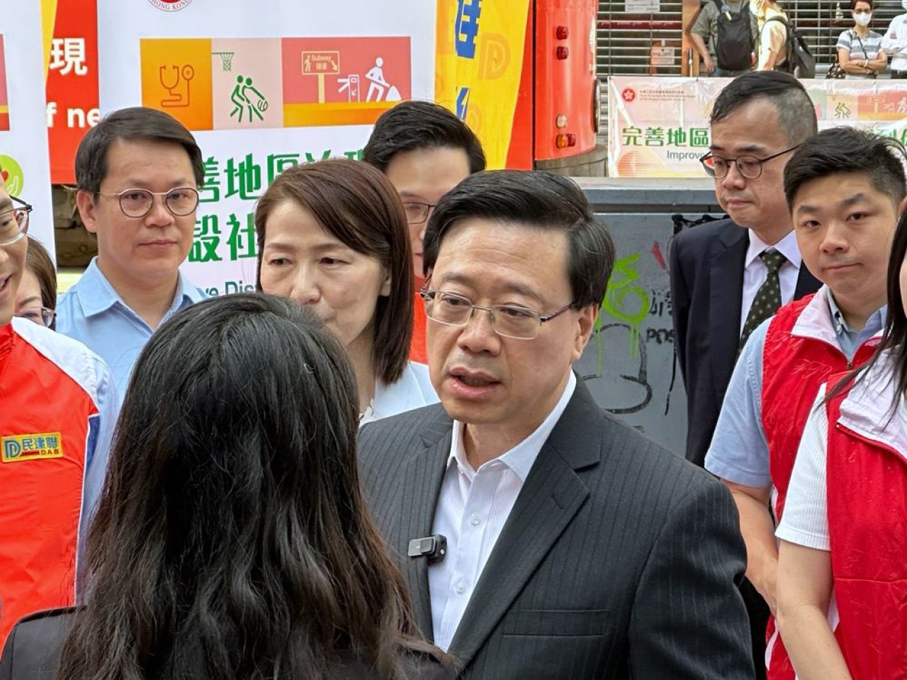 李家超到訪「支持完善地區治理建議方案」街站及叫口號 - 新浪香港