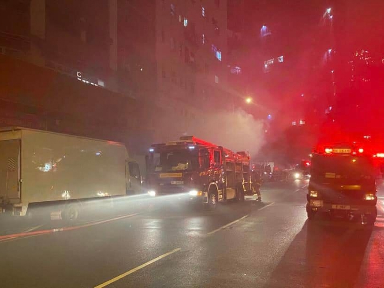 新蒲崗四美街一個車房發生三級火，一名消防員在救火期間不適，需要送院治理。（社交網站圖片）