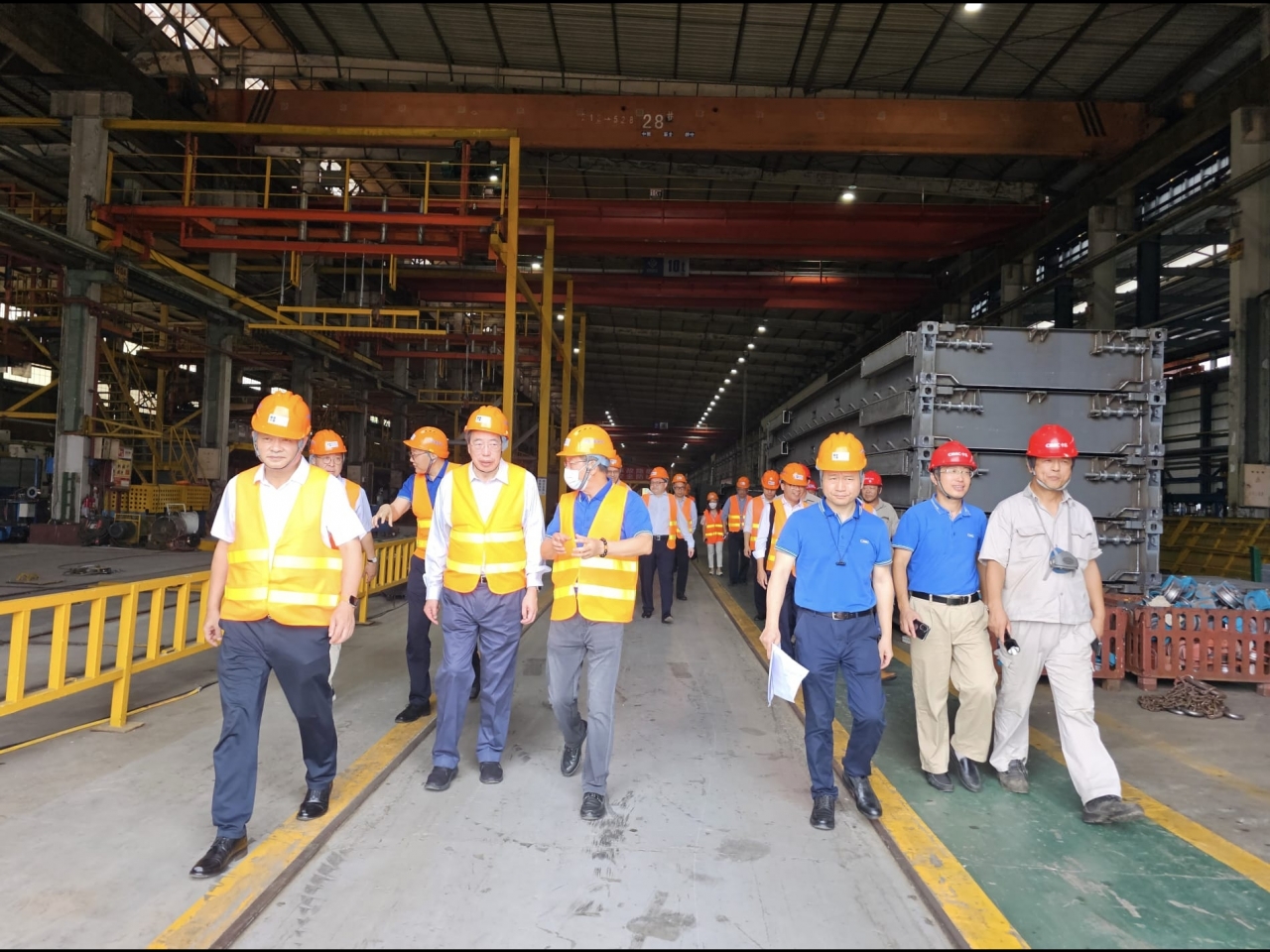 梁君彥參觀負責生產組裝合成組件的公司生產基地，實地了解組件的生產情況。（梁君彥社交網站截圖）
