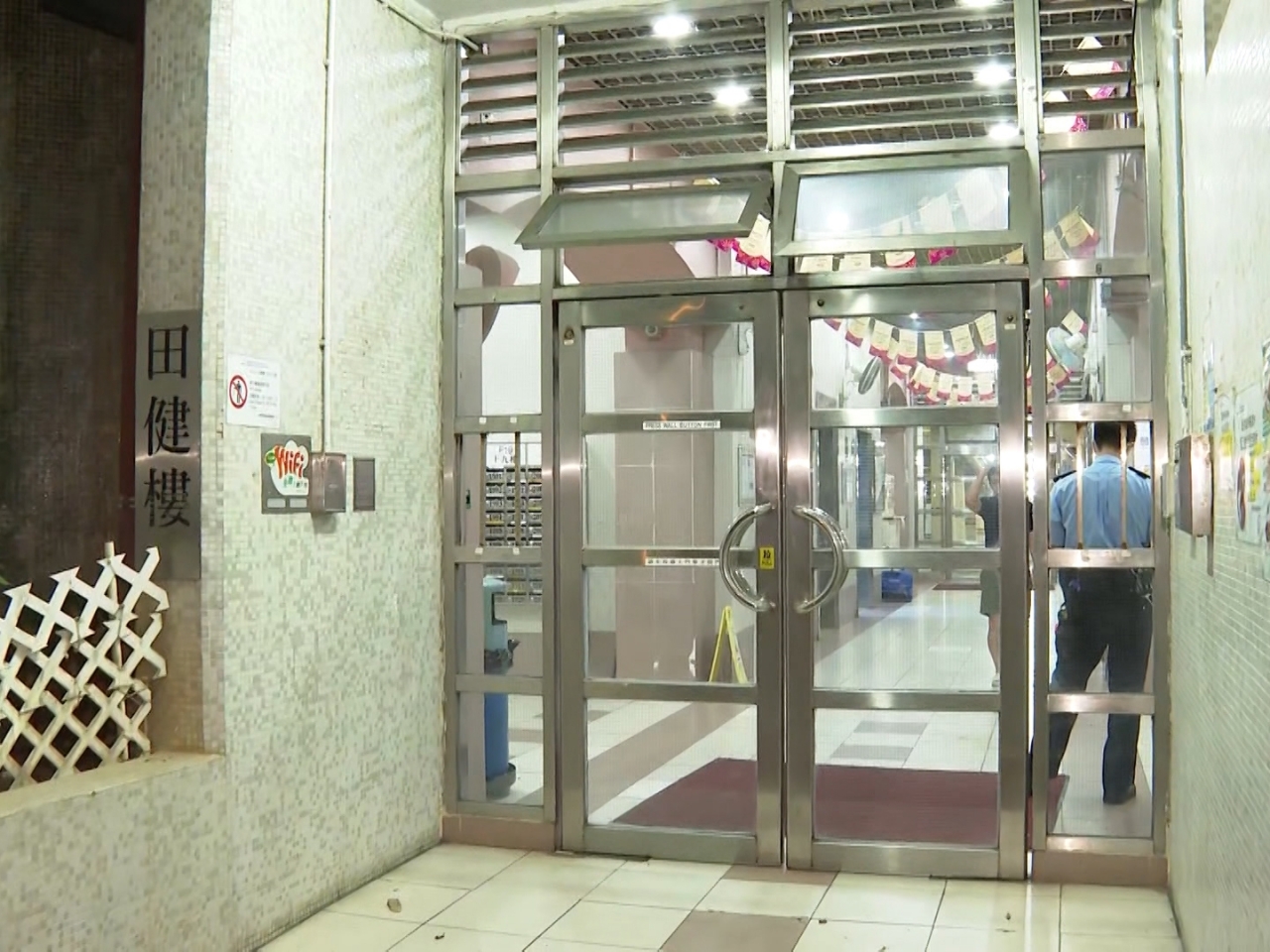警員晚上在涉案的田灣邨田健樓調查。（梁禎祥攝）
