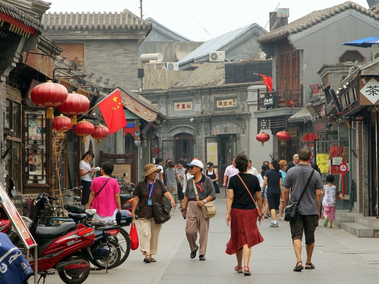 The NDRC has called on local authorities to cut admission fees for tourist attractions and extend opening hours of museums. File photo: Xinhua