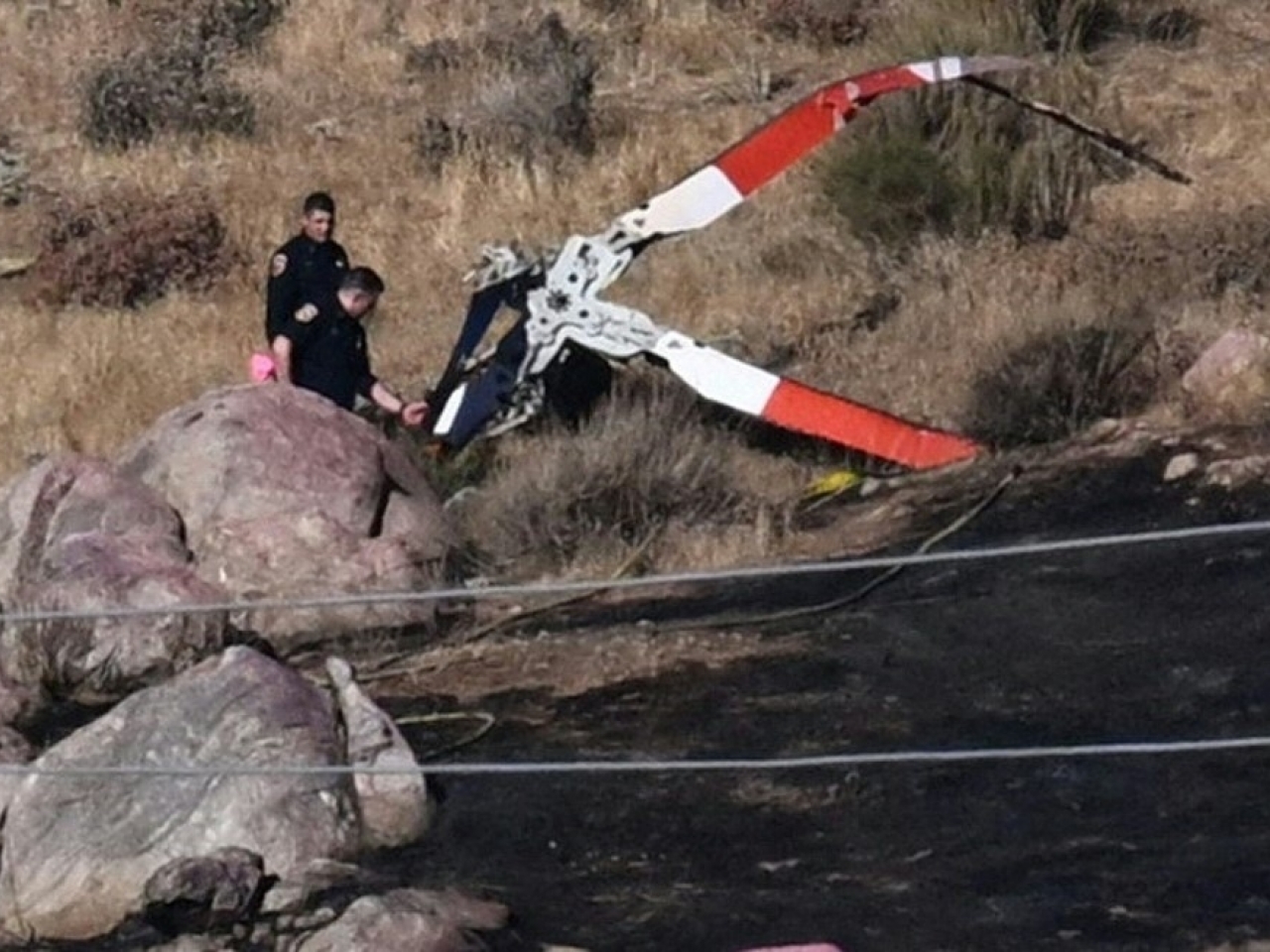 美國加州南部一架直升機在滅火期間墜毀，機上3人全部死亡。（法新社）