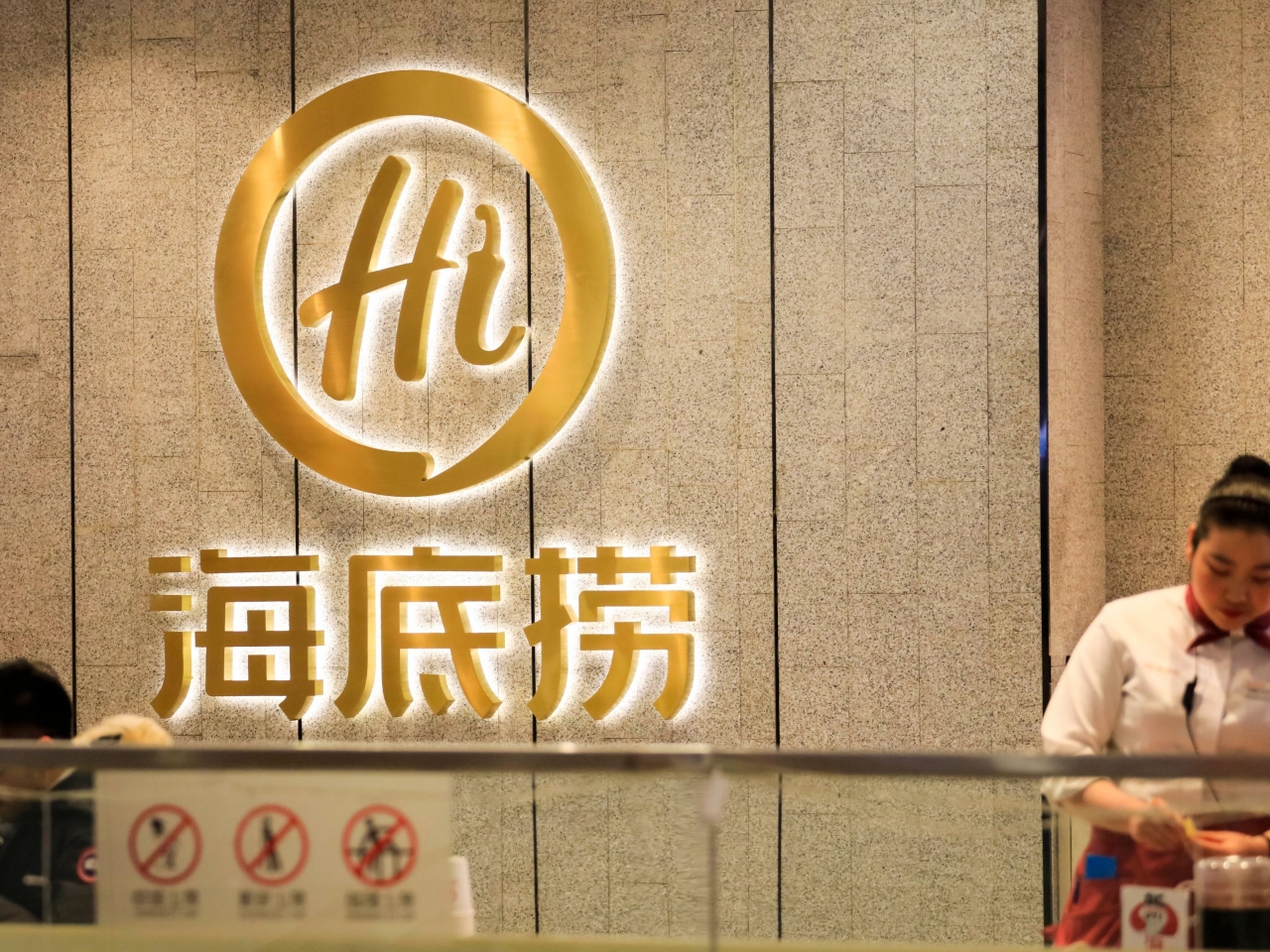 海底撈上半年同店平均每日翻檯率增至3.5次，但人均消費跌2%。（Shutterstock）