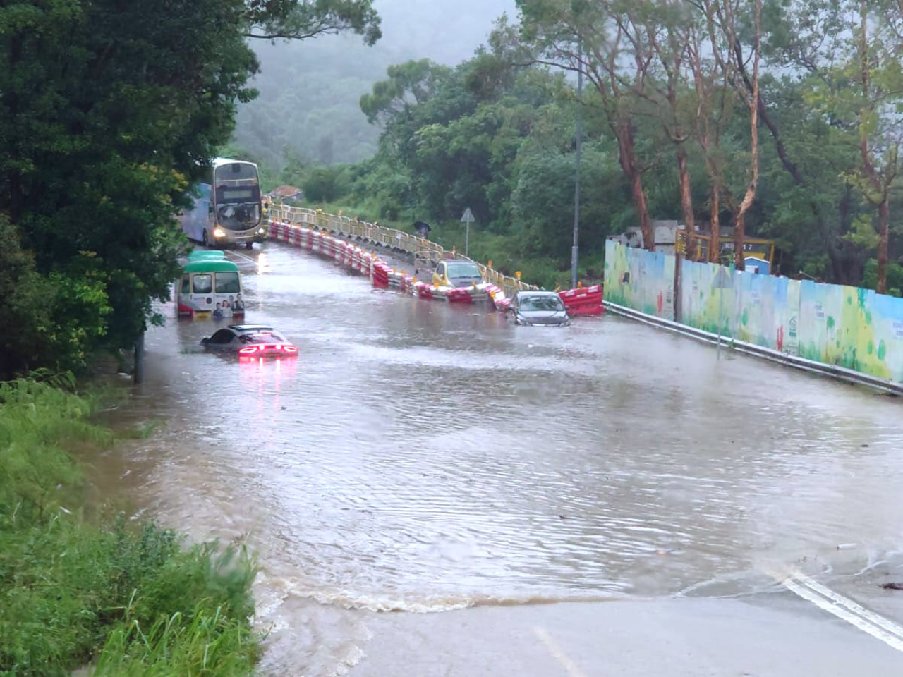 寶琳路有小巴司機和乘客因為水浸未能落車。（市民提供）