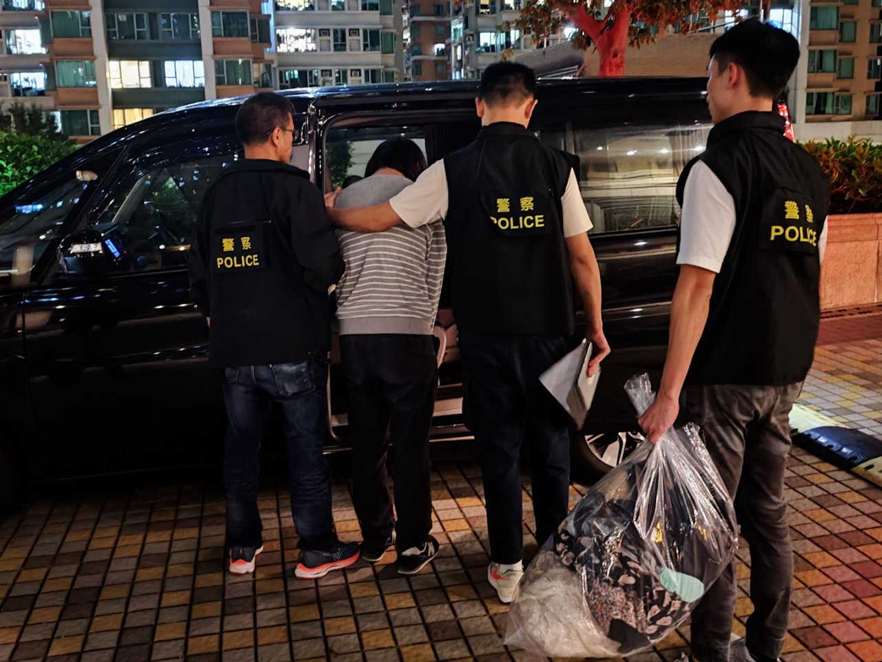 小学女厕偷拍 警拘一人涉潜入德望学校女厕偷窥或偷拍- RTHK