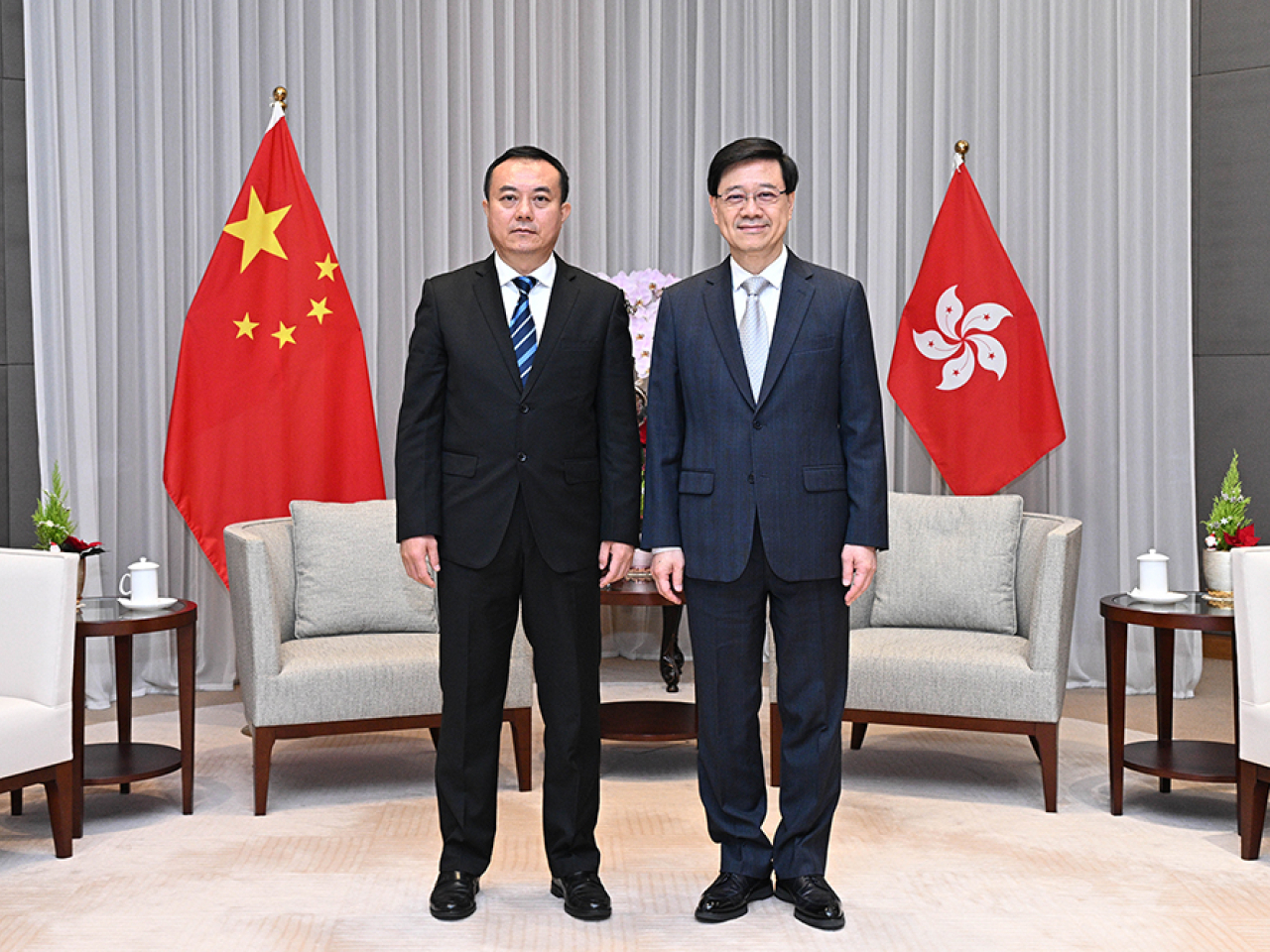 李家超與珠海市委書記、廣東省委橫琴工委書記陳勇（左）會面。（政府新聞處）