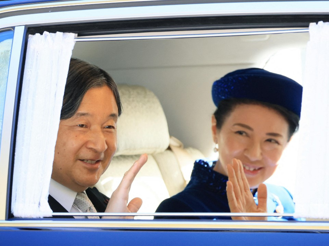 日皇德仁、皇后雅子及女兒愛子公主，上午到訪明仁與上皇后美智子的東京赤坂御所。（法新社）