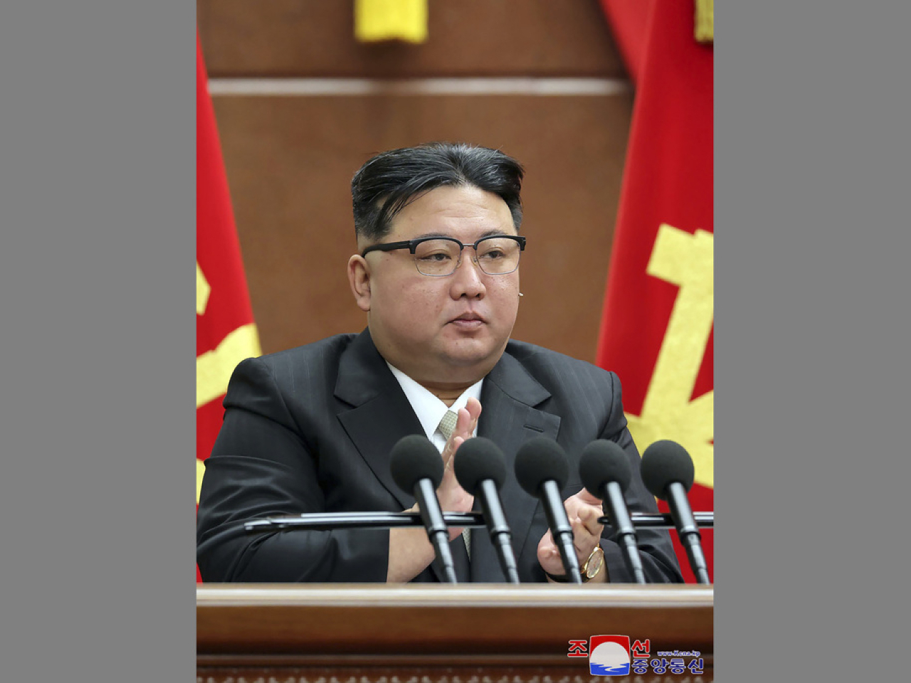 金正恩在勞動黨中央委員會第二天會議上表示，朝鮮半島緊張局勢達到極限，軍隊要加快備戰。（美聯社資料圖片）