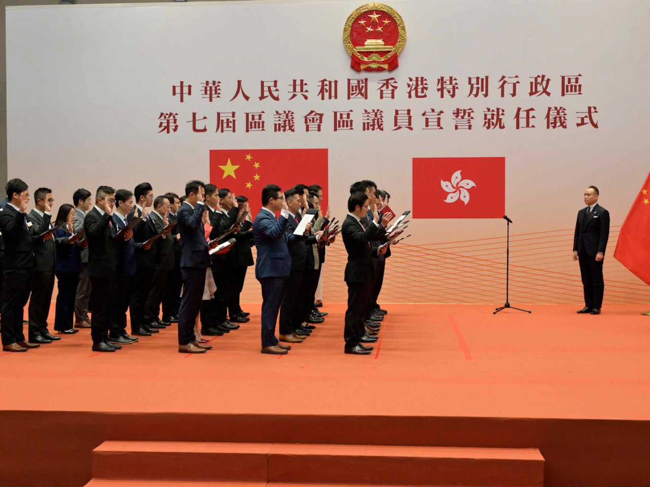 全體區議員宣誓有效 李家超提出必須做好「上情下達、下情上報」 - 新浪香港