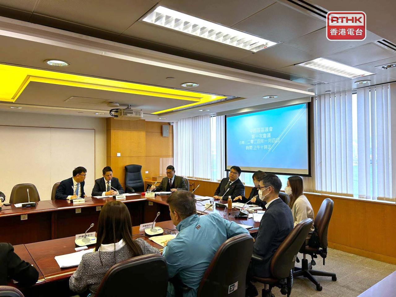 有區議員表示，山頂和中產區的私樓居民，區議員一般都難以入屋做家訪，未必適合硬性規定要「家訪」。（林漢山攝）