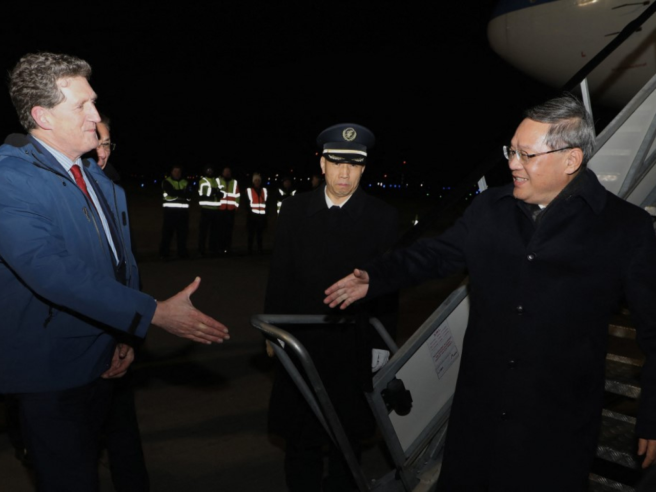 李強轉到愛爾蘭訪問，愛爾蘭環境、氣候與通訊部長兼交通部長瑞安到機場迎接。（法新社）