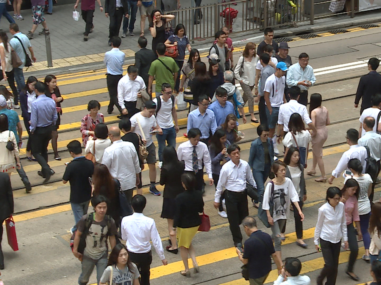 調查發現市民對消費前景的信心，均較去年6月的調查下跌。（港台圖片）