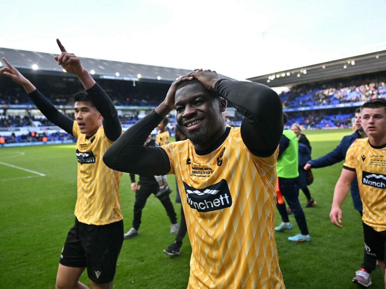 梅德士東聯球員賽後熱烈慶祝。（法新社）