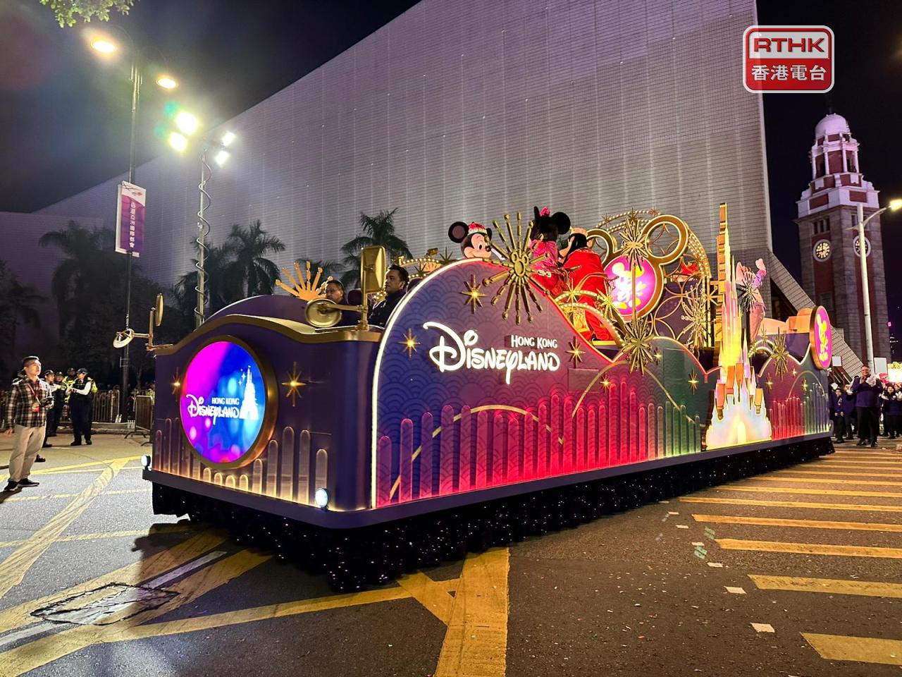 有內地旅客認為，主題樂園的表演精彩，現場氣氛熱鬧。(任浩鋒攝)