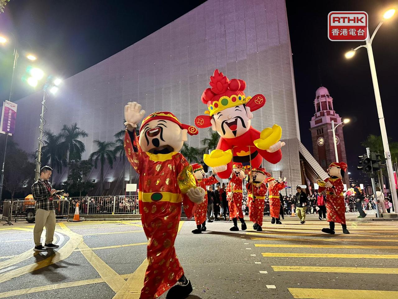現場有巨型財神爺吹氣公仔參與匯演，內地有舞團穿著民族服飾跳舞，荷蘭馬戲團街頭獻技。(任浩鋒攝)