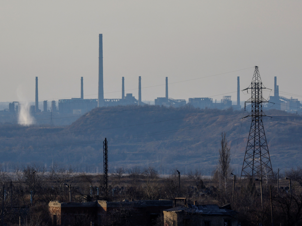 美國白宮指，阿夫迪伊夫卡有落入俄軍手中的危險，敦促國會眾議院通過對烏克蘭的重要軍事援助。（路透社）