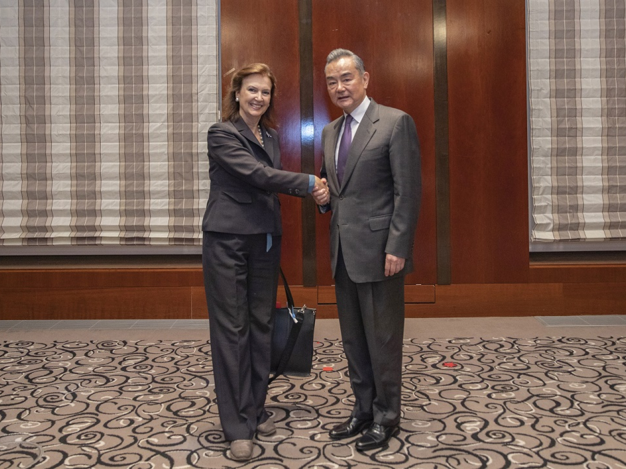 王毅會見阿根廷外長蒙迪諾。（新華社）