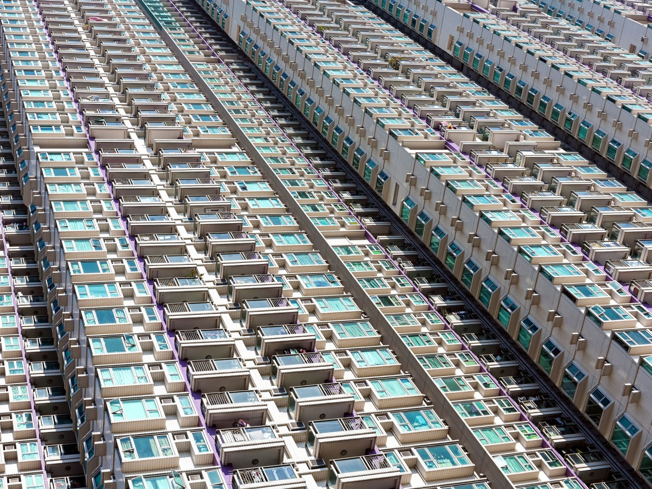 萊坊董事、大中華區研究及諮詢部主管王兆麒表示，雖然二手成交因應撤辣而增加，但新盤積極推盤，撤辣令二手盤供應增加，業主或要減價提升競爭力，可能令樓價受壓。（Shutterstock）