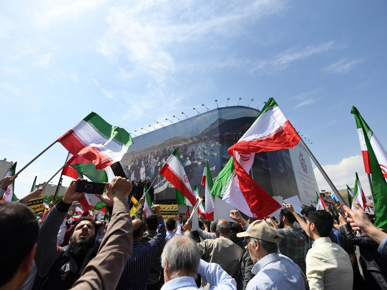 伊朗傳媒報道首都德黑蘭大批人集會支持伊朗襲擊以色列。（新華社）