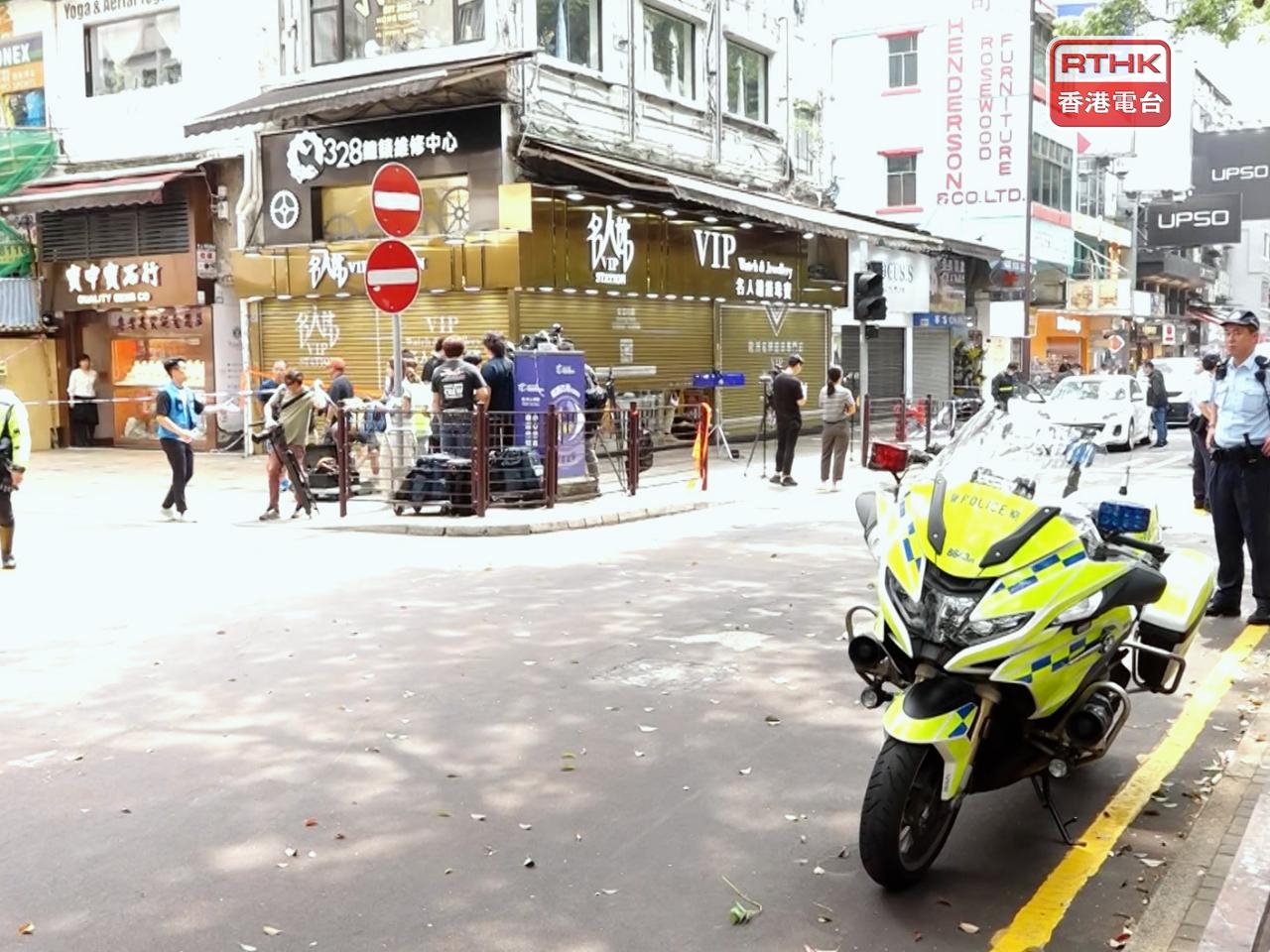 五名南亞裔男子持利刀鎚仔企圖行劫珠寶店 當場被警方制服拘捕 - 新浪香港