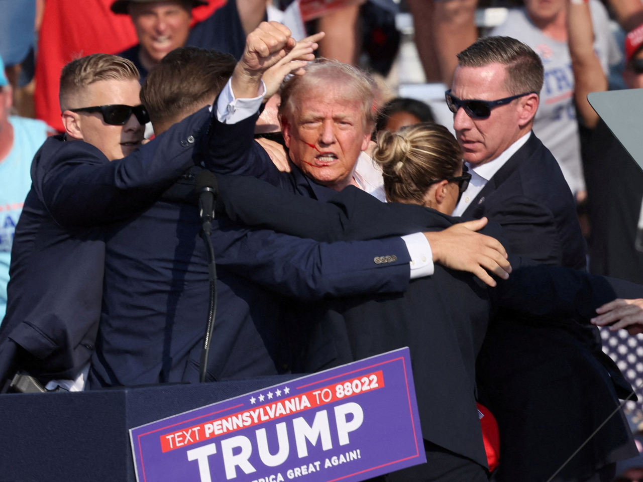 集会で発砲、トランプ氏は無事：シークレットサービス